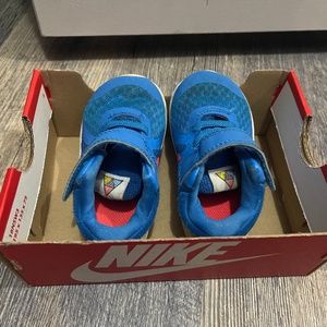 Toddler Nike shoes 5c
